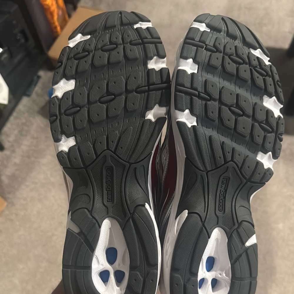 New Balance Men’s White and Maroon Athletic Running Shoes - Picture 5 of 5